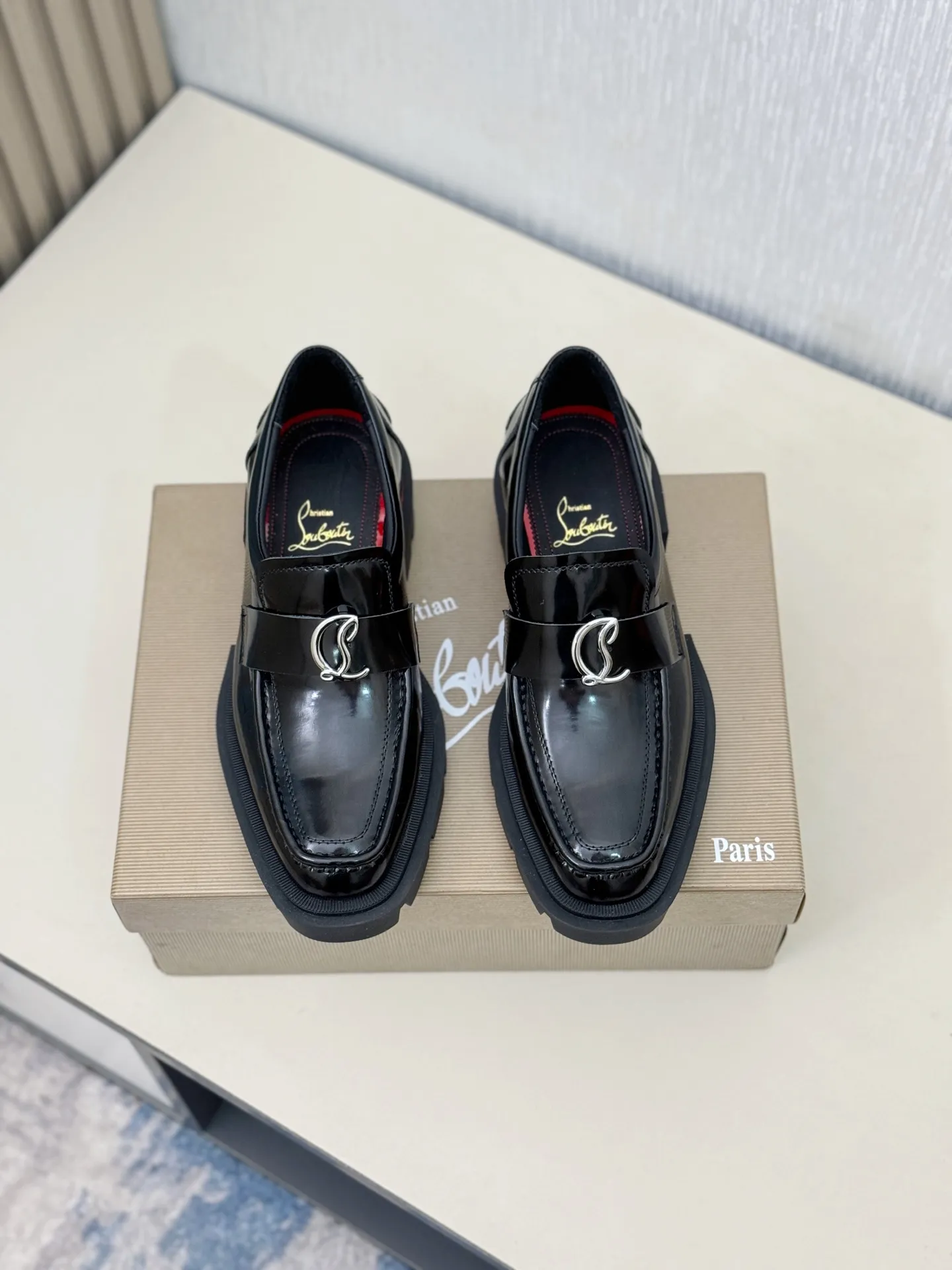 [CL～High-end men’s red-soled shoes] Top P: 880💰. Size: 39-44 (38.45.46 can be customized) 🆑Top original order purchasing agent Imported open-edge bead fabric and water-dyed cowhide inside 🉑️ Imported TPU rubber sole, wear-resistant and non-slip, full of European style.